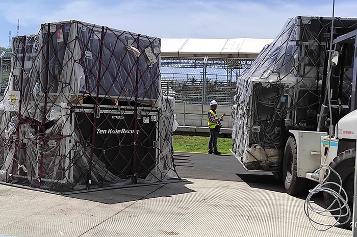 Wuih, motor-motor WorldSBK Indonesia 2021, sudah sampai dan bongkar muat di paddock sirkuit Mandalika, Lombok, NTB.