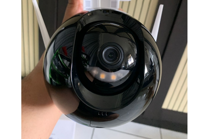 Tampilan Ezviz C8C yang cukup besar namun tangguh di segala cuaca