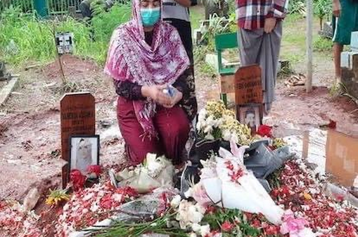 Foto makam Vanessa Angel bak kapal pecah bikin geram netizen di media sosial.