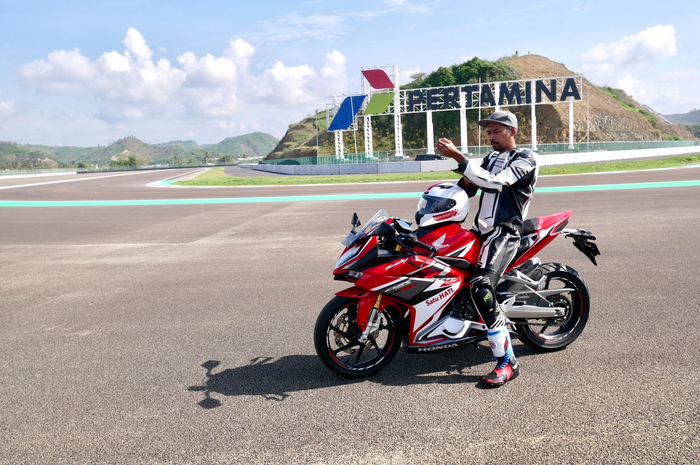 Jajal sirkuit Pertamina Mandalika Internatonal Street Circuit juga musti pakai safety gear sempurna, bahkan wearpack tuh