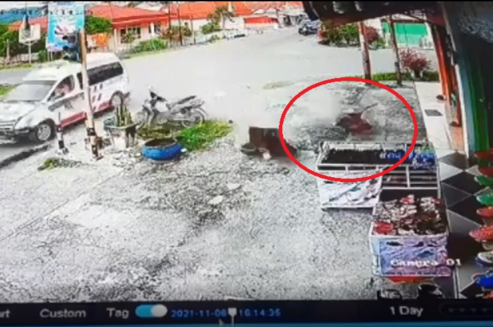 Viral, video ambulans yang sedang membawa pasien menerobos lampu merah menabrak pemotor sampai tewas.