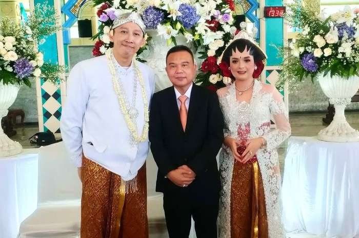 Abu Janda telah meminang gadis pujaan hatinya. Ternyata foto akad nikah yang dibagikan menguak rahasia Permadi Arya.
