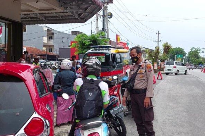 Bikin pemotor kaget, ada Polisi sedang menggelar razia bagi warga yang belum divaksin Covid-19 di jalan raya. 