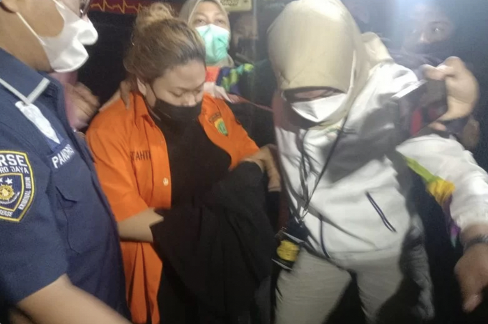 Foto anak Nia Daniaty yang keluar dari ruang pemeriksaan di Polda Metro Jaya dengan baju tahanan berwarna oranye tersebar luas di media.