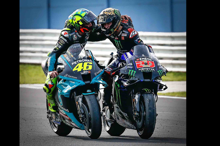 Juara dunia MotoGP 2021 Fabio Quartararo (kanan) sebut idoalnya Valentino Rossi dengan panggilan spesial jelang MotoGP Valencia 2021