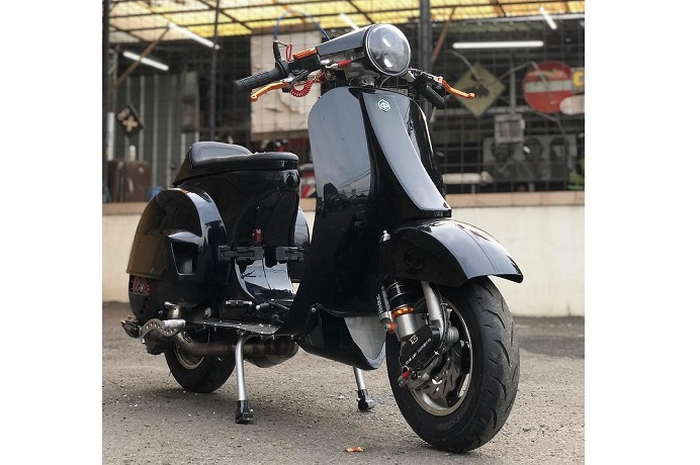 Modifikasi motor Vespa Spartan, body custom banyak part mewah tampang jadi racing sangar.