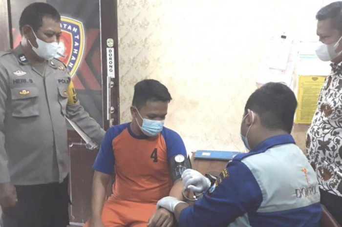 Humas Polres Jombang membagikan foto tampang Tubagus Joddy kepada awak media. 