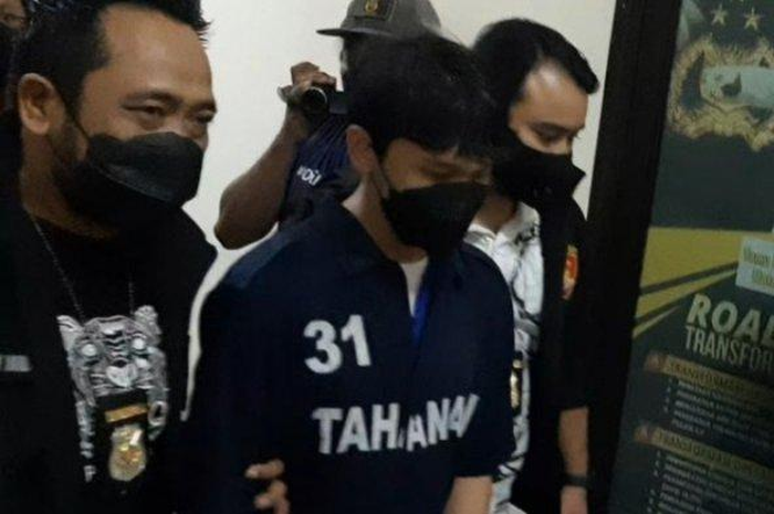 MA (22) dorong temannya karena jengkel diintip saat mandi
