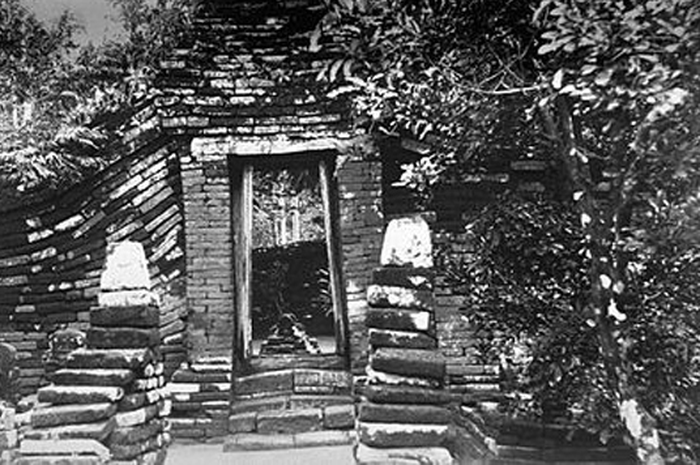 Kerusakan situs Trowulan, makam putri Champa, sekitar tahun 1870-an.