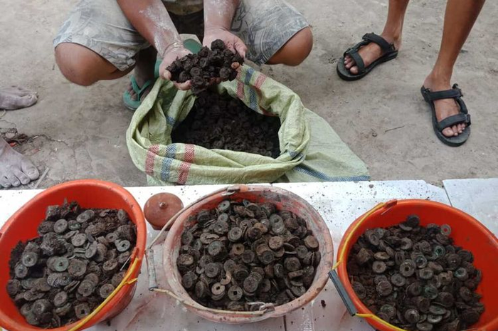 Uang kepeng dari China ditemukan di Desa Betek Kecamatan Mojoagung, Kabupaten Jombang, Jawa Timur.