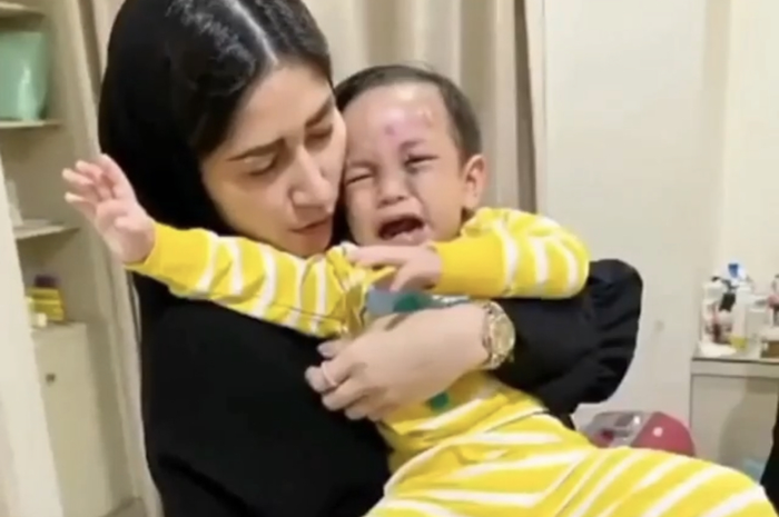 Terlepas dari foto Gala Sky berontak digendong sahabat Vanessa Angel, keluarga Bibi Andriansyah mengungkap fakta mengejutkan.