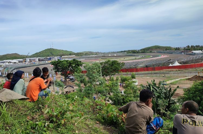 Warga menonton dari atas bukit sekitar sirkuit Mandalika