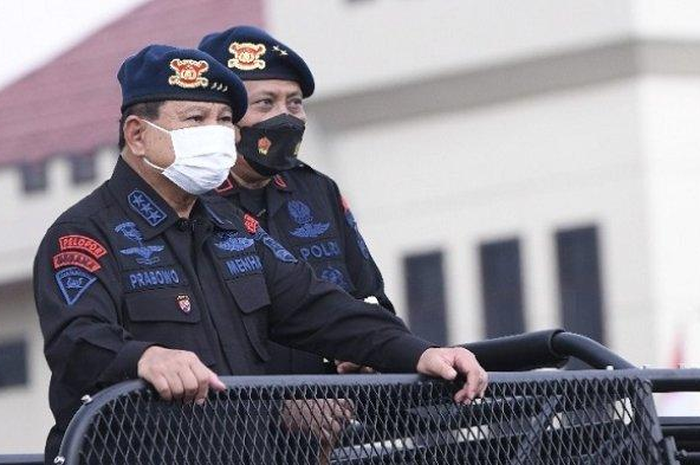 Menteri Pertahanan (Menhan) Prabowo Subianto dianugerahi gelar warga kehormatan oleh Korps Brimob Polri, Jumat (12/11/2021)