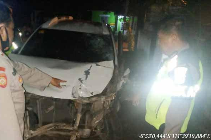Toyota Avanza berjalan kencang milik seorang anggota Polisi seruduk Honda Vario, dua pemotor langsung meregang nyawa.