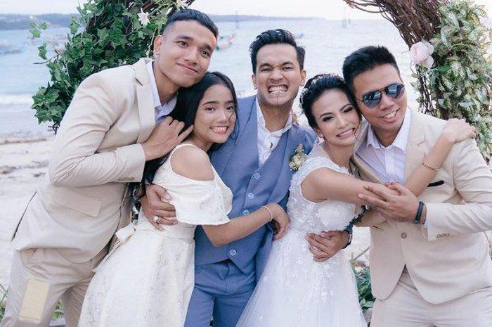 Fadly Faisal (paling kiri), Fujianti Utami, dan Frans Faisal (paling kanan) foto bersama Vanessa Angel dan Bibi Ardiansyah saat acara pernikahan di Bali