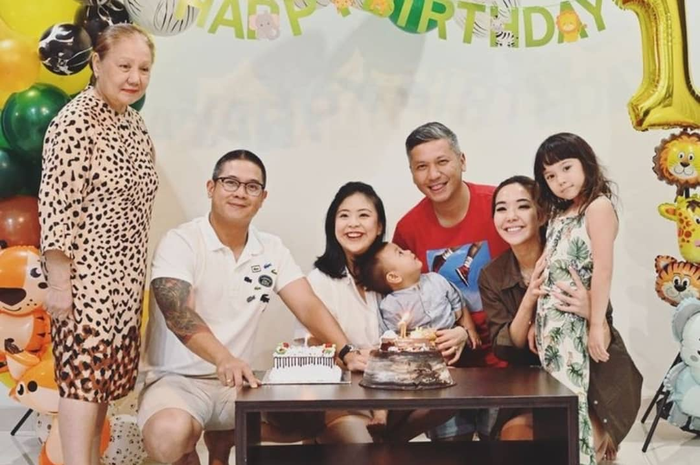 Foto Gisella Anastasia atau Gisel berada di dekat Gading Marten beri harapan rujuk yang terus ditiupkan netizen. 