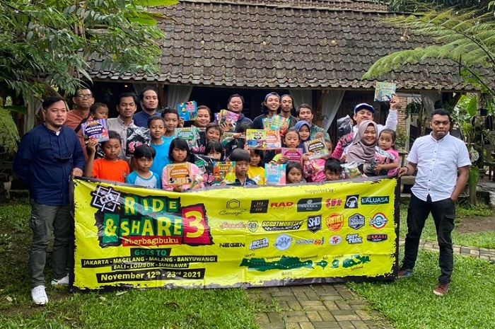 Komunitas Vespa Guna Bangsa gelar Ride &amp; Share ke-3, turing menuju Sumbawa, Nusa Tenggara Barat (NTB) kirim ratusan buku bacaan.