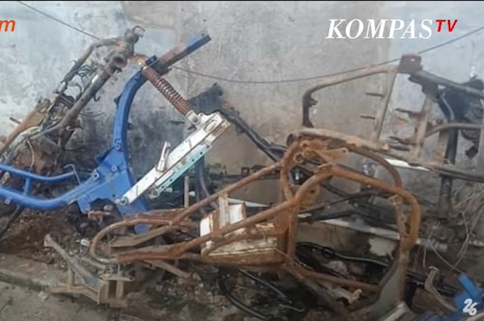 Geger, seorang polisi dimutasi karena melaporkan tiga temannya yang juga polisi diduga mencuri onderdil kendaraan dinas.