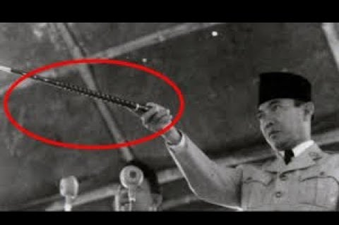 Tongkat Soekarno yang konon sakti mandraguna dan disebut-sebut berisi keris Gajah Mada