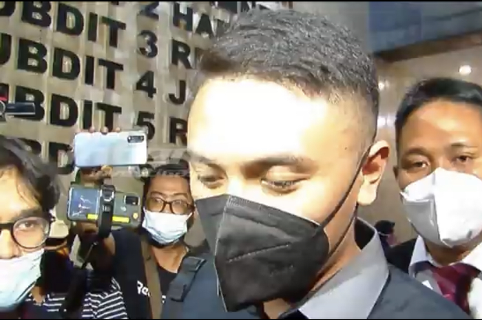Rafly Tilaar membeberkan fakta mengejutkan di balik kasus penipuan CPNS yang melibatkan anak Nia Daniaty. Begini pernyataan menantu Nia Daniaty.