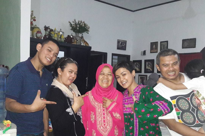 Foto tampang asisten rumah tangga (ART) ibunda Nirina Zubir yang bernama Riri Khasmita digeruduk netizen di media sosial.