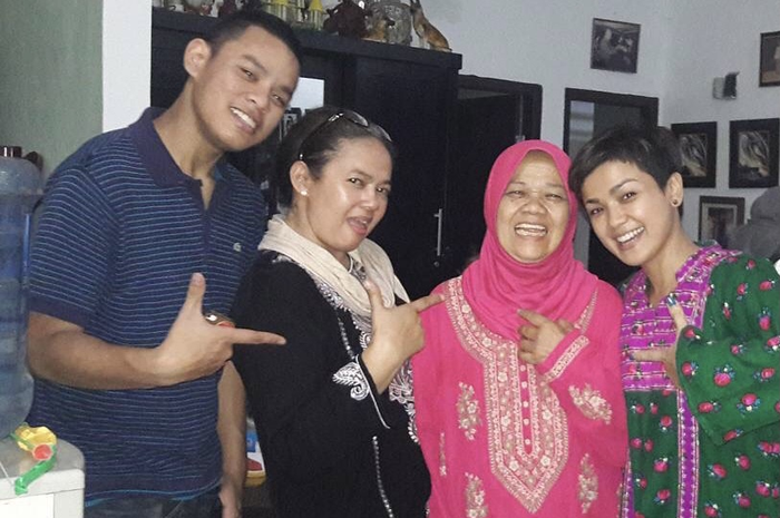 Kebaikan ibunda Nirina Zubir terlihat melalui foto yang diunggah Riri Khasmita di akun Instagramnya. ART keluarga Nirina tega berbuat jahat.