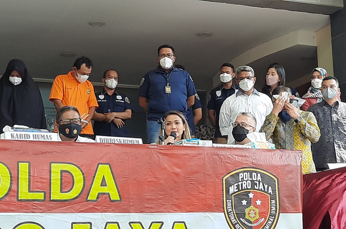 Nirina Zubir di kawasan Polda Metro Jaya, Jakarta Selatan, Kamis (18/11/2021).