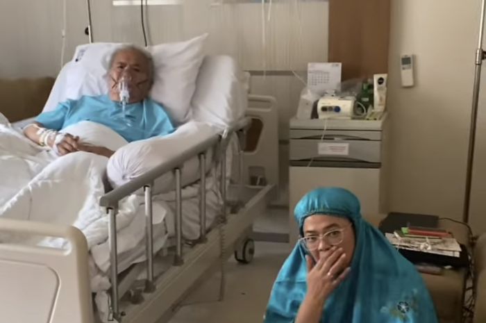 Foto ayah Nirina Zubir yang memakai selang oksigen di RS menjadi sorotan. Kondisi sang ayah itu dibagikan istri Ernest Cokelat di Instagram.