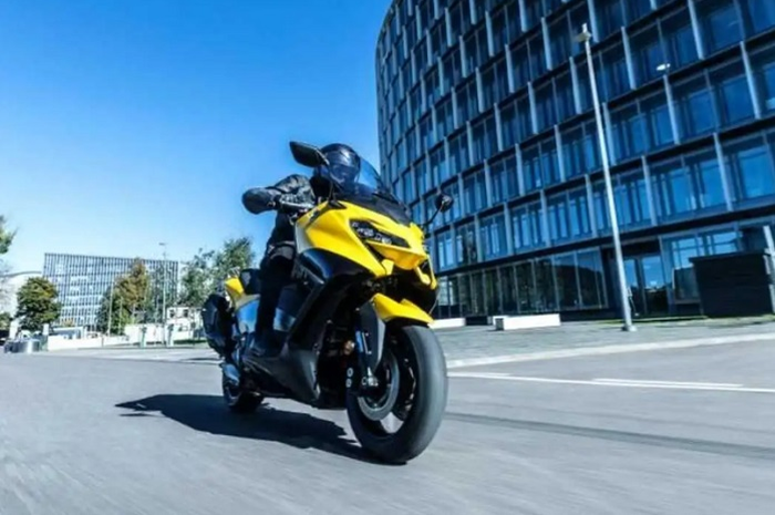 Motor baru kakak Yamaha NMAX meluncur dengan desain makin sangar, punya fitur komplit harganya bikin penasaran.