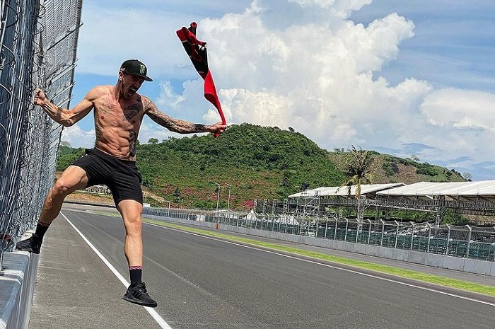 Saking panasnya, pembalap WSKB Scott Redding sampai telanjang dada di Sirkuit Mandalika, Lombok, Nusa Tenggara Barat