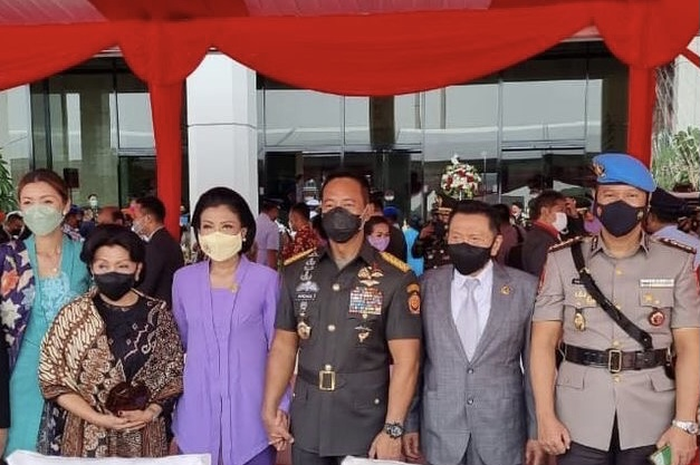 Walaupun foto adik bungsu Andika Perkasa itu tidak setenar sang kakak, namun soal karier Kombes Bhirawa tak kalah mentereng di Polri.
