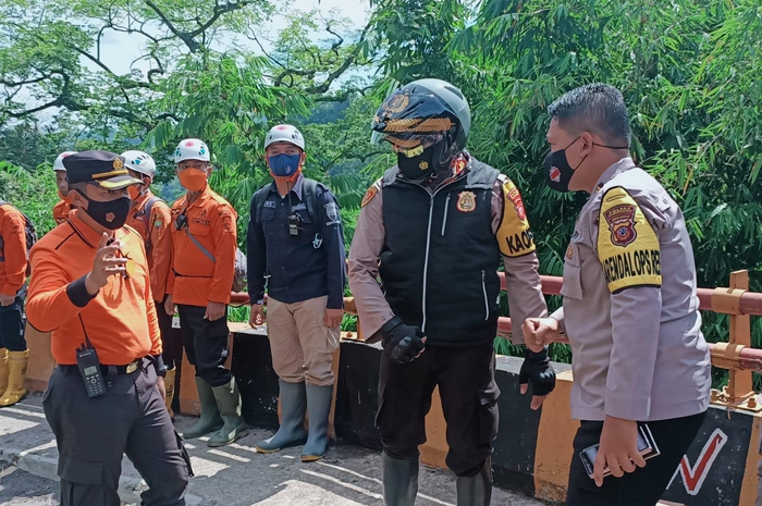 Saat jagat maya dibuat heboh, rupanya Yana Supriatna warga Sumedang ini tengah berqada di pelukan istri mudanya. Netizen kena prank. 