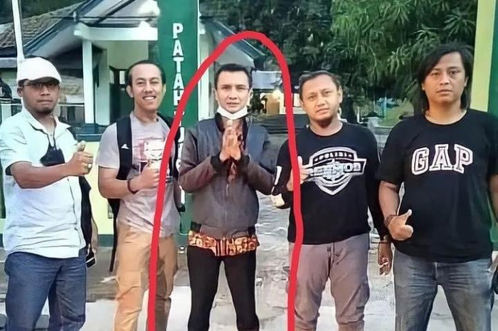 Saat jagat maya dibuat heboh, rupanya Yana Supriatna warga Sumedang ini tengah berqada di pelukan istri mudanya. Netizen kena prank. 