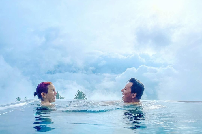 Sebelum pergi ke Eropa, Nikita Mirzani sempat sesumbar akan menjumpai pacar bule yang baru.  Dia minta netizen terus memantau IG Story miliknya.