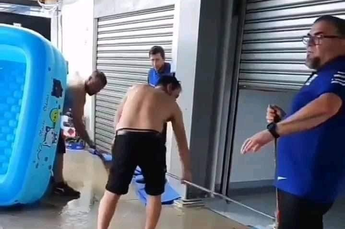 Di tengah hujan deras yang mengakibatkan banjir di Sirkuit Mandalika, kondisi Ganjar Pranowo menonton balapan justru mencuri perhatian.