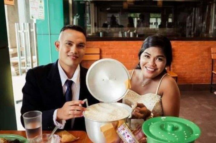 Pasangan ini gelar resepsi penikahan di restoran cepat saji.