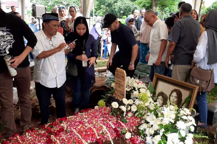 Foto potret hitam putih Chrisye dan Yanti terpampang di pusara di TPU Jeruk Purut, Jakarta Selatan, Minggu (9/2/2020). 