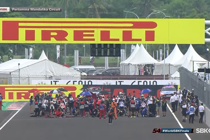 BREAKING NEWS, Race 1 WSBK Indonesia 2021 delay akibat turun hujan pagi ini, Minggu (21/11/2021).