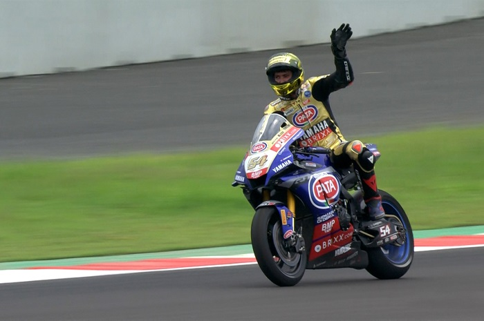 Aneh, juara dunia WSBK 2021, Toprak Razgatlioglu enggak ikut semprot sampanye di podium WSBK Indonesia 2021.