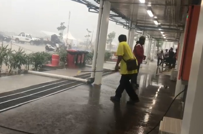 Video banjir di Sirkuit Mandalika sampai masuk ke paddock tim WSBK pada ajang WSBK Indonesia 2021.