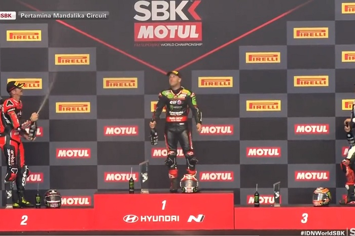 Ada salah satu keunikan saat gelaran balap WorldSBK Indonesia 2021 di sirkuit Mandalika, Lombok, yang tidak ditemui di ajang balap MotoGP.