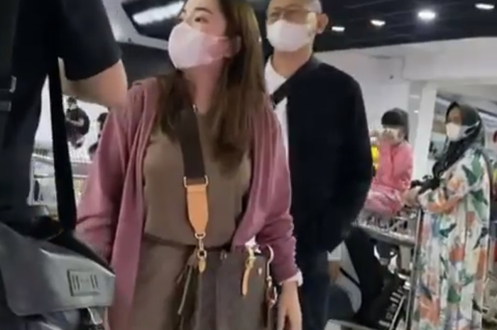 Berbarengan video terkait wanita muda yang menunjuk-nunjuk hingga memaki ibu Arteria Dahlan viral, netizen singgung karma anggota DPR.