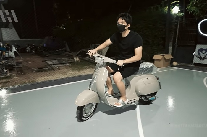 Wow, Youtuber Atta Halilintar dapat motor Vespa PTS sebagai hadiah ulang tahun dari sahabatnya.