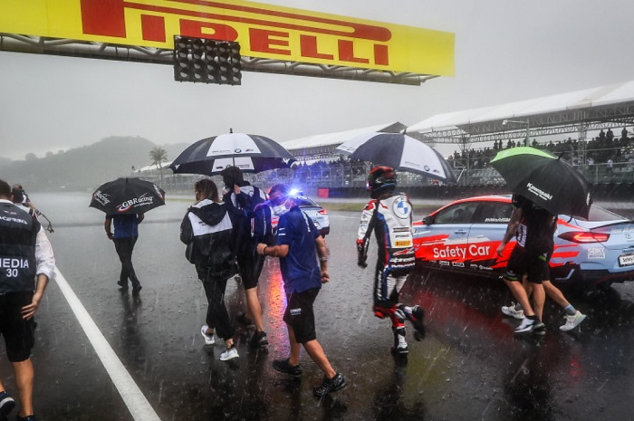 Dianggap gagal hentikan hujan saat gelaran WorldSBK indonesia 2021, pawang hujan di sirkuit Mandalika melapor ke polisi.