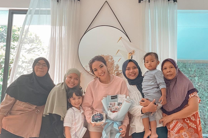 Foto  Gisel yang terlihat gembira saat reuni dengan mantan pengasuh Gempi sudah bikin gemas netizen di media sosial.