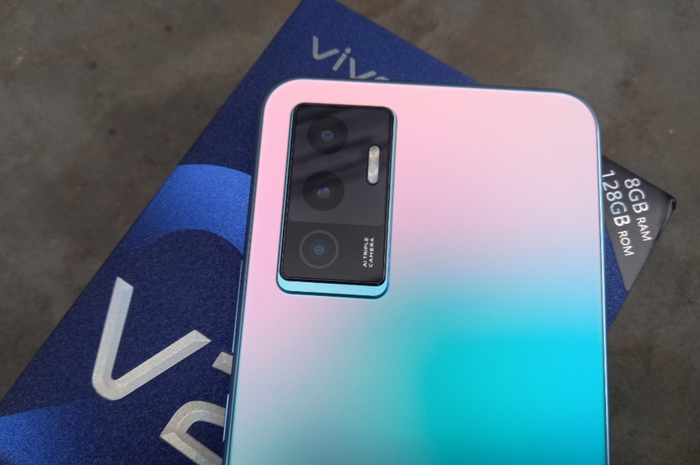 Desain bodi vivo V23e dengan skema Triple Camera di bagian belakang.