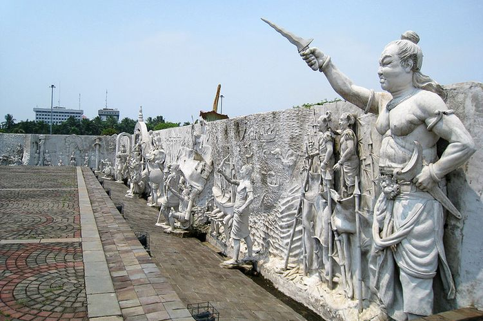 Ilustrasi. Ukiran sejarah Indonesia yang mengelilingi Monumen Nasional, Jakarta..