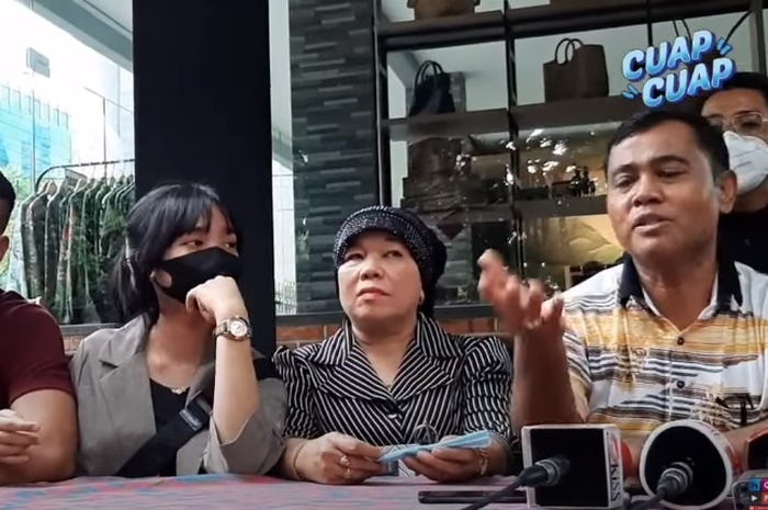 Tanggapan keluarga mendiang Bibi Ardiansyah mengenai Doddy Sudrajat yang mengaku sungkan untuk datang ke rumah Vanessa Angel. 