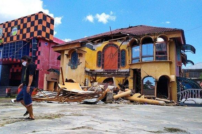 Rumah gedongan di Jalan Rama, Banjarmasin Timur, Kalimantan Selatan, ambruk.