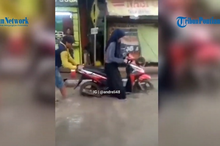 Bikin geleng-geleng kepala, video seorang pemotor wanita nekat menerobos jalan yang baru saja dicor.